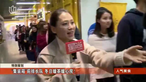 集裝箱前排長(zhǎng)隊(duì)
